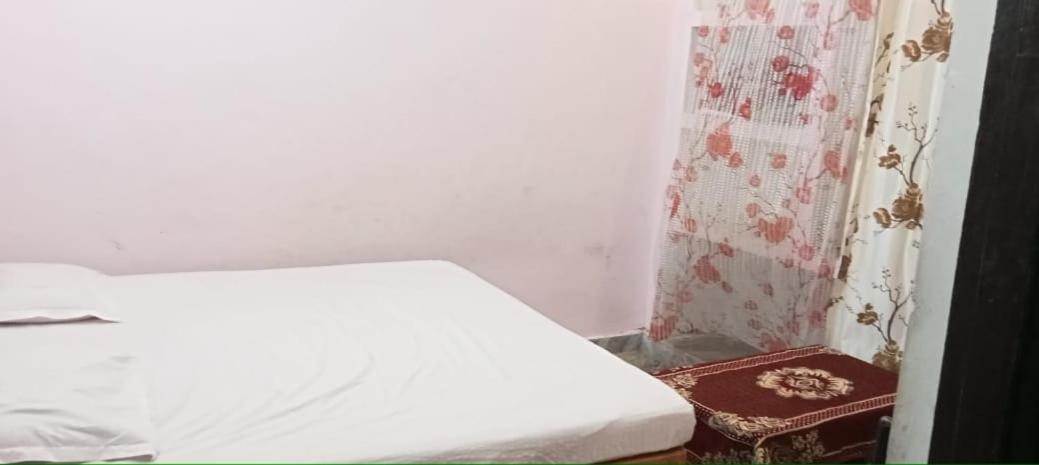 Hotel Vaibhav Sadan Dharmsala à Ayodhya Chambre photo