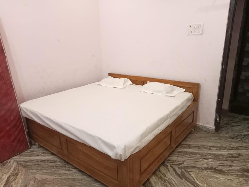 Hotel Vaibhav Sadan Dharmsala à Ayodhya Extérieur photo